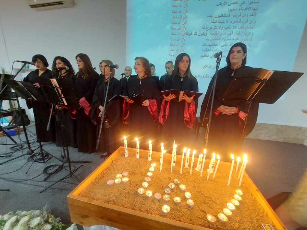 إضاءة الشموع والصلاة لوقف العنف