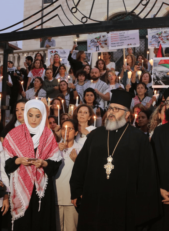 الاب الكيسيس قاقيش والناشطة ياسمين الفرا- تجسيد للتضامن المسيحي- الاسلامي