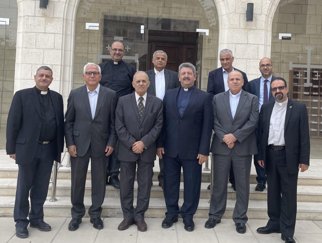 الصف الاول: القس وليد مدانات, القس منذر شحاتيت القس فائق حداد ، اللواء المتقاعد عماد المعايعة والقس ديفيد الريحاي القس ابراهيم نيروز.الصف الاعلى: المحامي خلدون سلايطة، المحامي رمزي نزهه، القس نبيه العباسي القس جورج قبطي