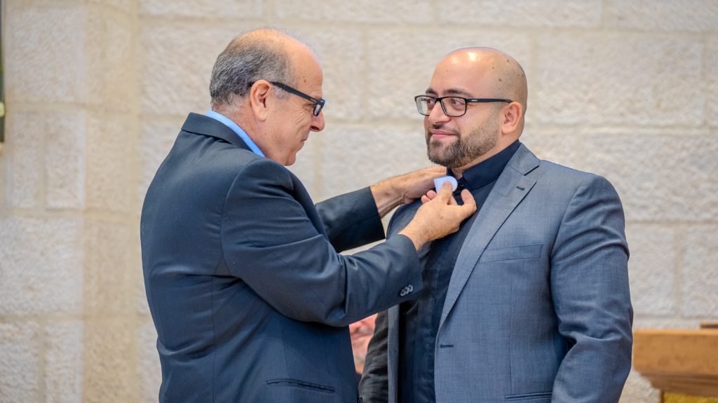 رئيس الكنيسة في الاردن وفلسطين القس منذر سحاتيت يضع القبة على القس المرسوم يزن فاخوري