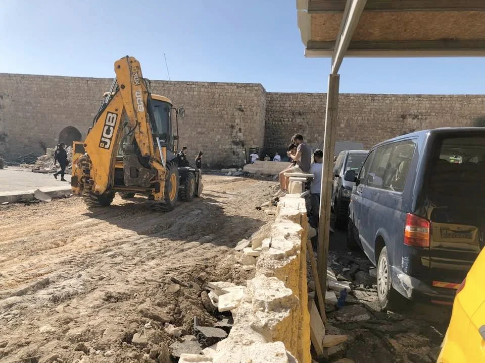 Bulldozers belonging to the Xana company try to dig up the land to prove the validity of the controversial sale