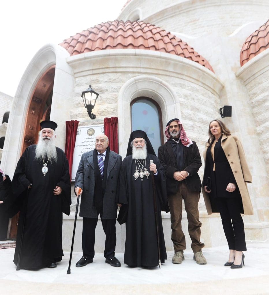 من اليمين الاميرة مريم، الامير غازي, البطريرك ثيوفيلوس, عيسى ناصيف عوده(المتبرع) المطران خريستفوروس امام كنيسة الاقمار الثلاث في دبين