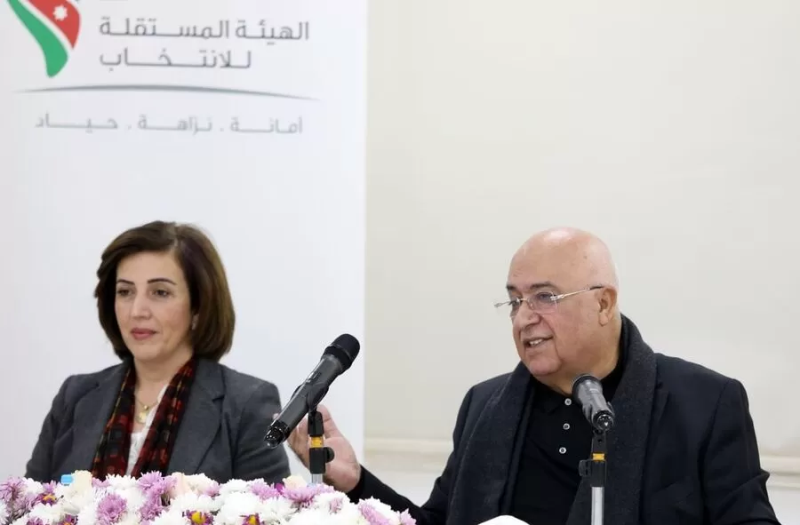 المهندس موسى المعايطة رئيس هيئة المفوضين والى يمينه المفوض عبير دبابنه