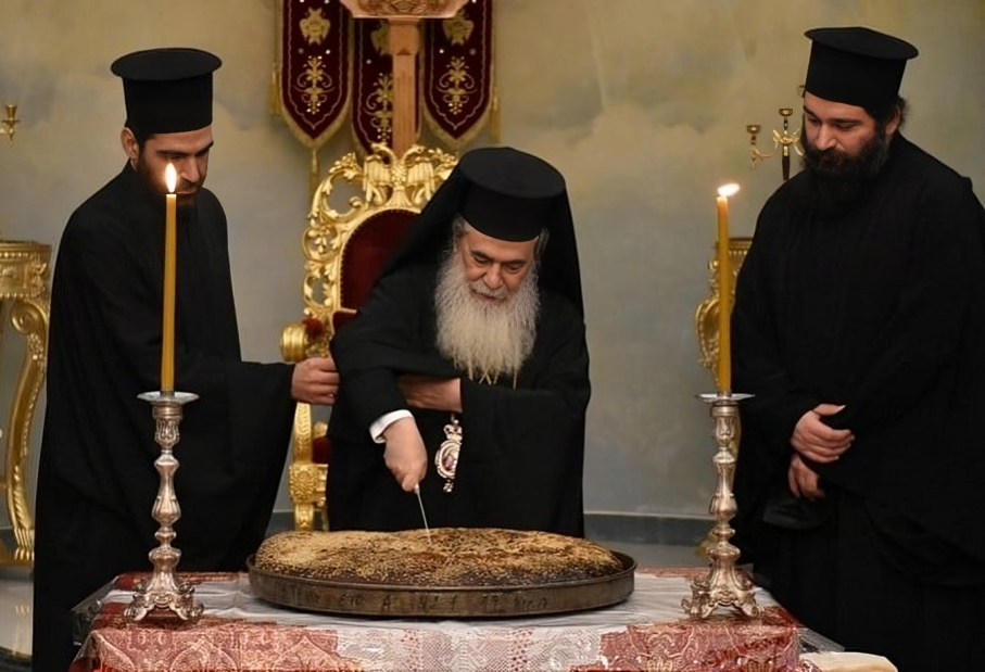 بطريرك القدس للروم الأرثوذكس ثيوفيولس يقطع كعكة "الڤاسيلوبيتا"