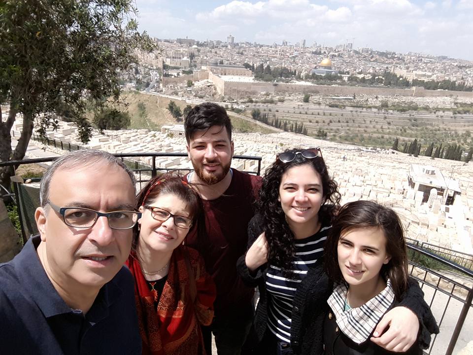 بطرس منصور والعائلة على جبل الزيتون في القدس
