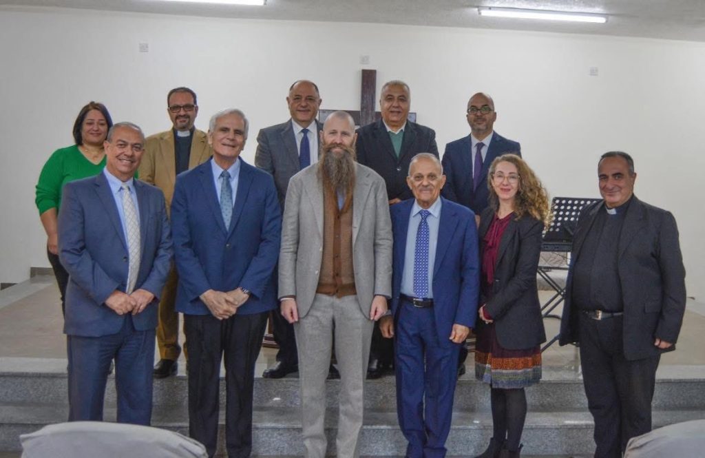 صورة جماعية مع السفير الأمريكي