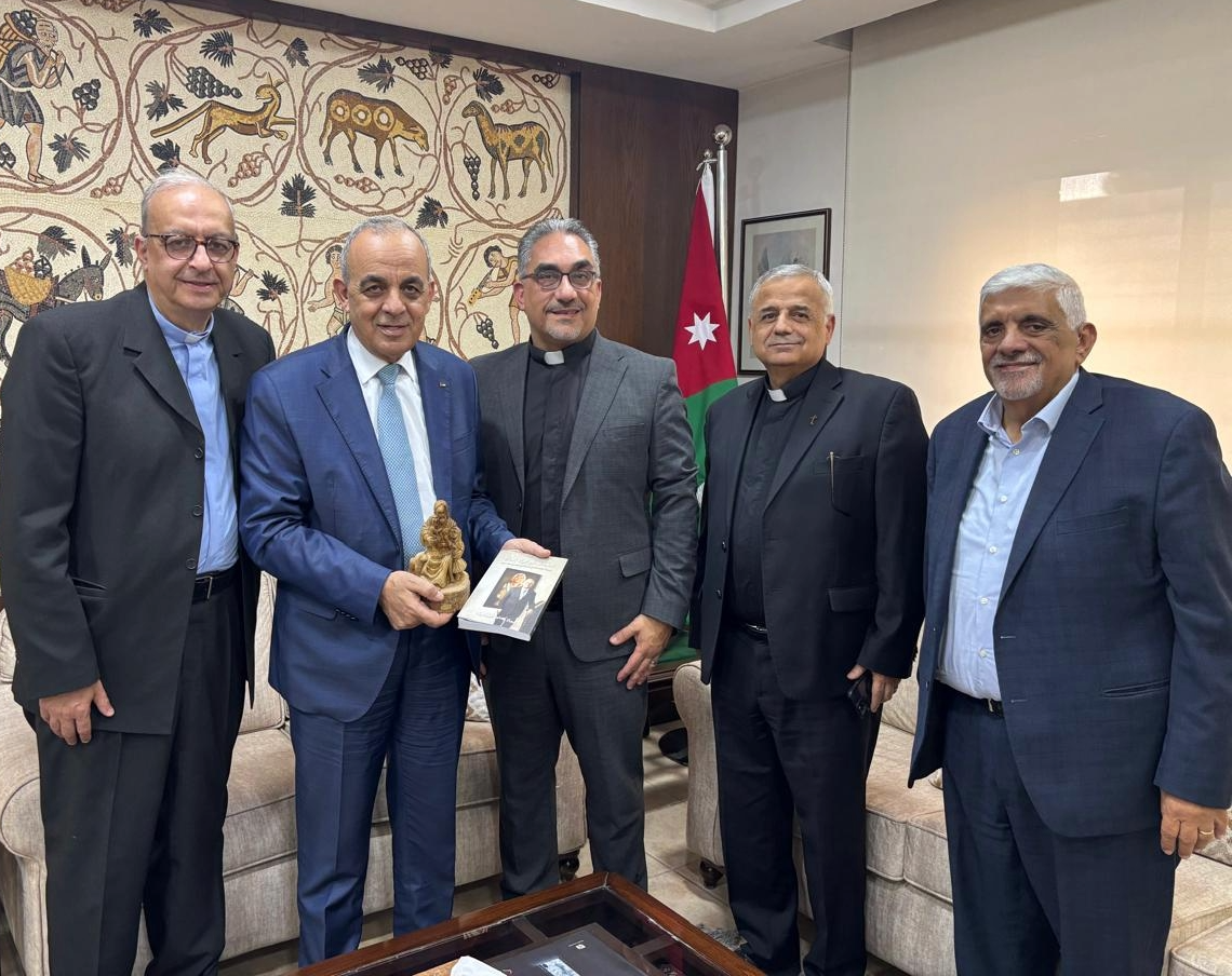 من اليسار القس بطرس منصور, الوزير عماد حجازين، القس جاك سارة، القس نبيه عباسي وناشر ملح الأرض داود كُتّاب