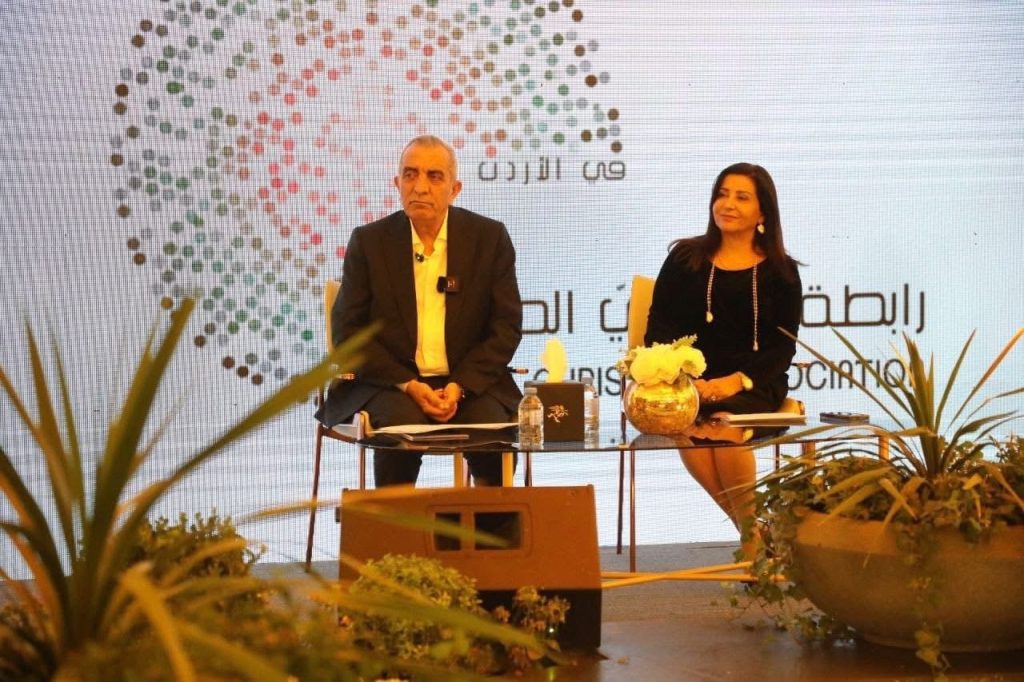 وزير الثقافة مصطفى الرواشدة مع رئيسةُ رابطة مسيحيّي المشرق في الأردن الاعلامية لينا مشربش
