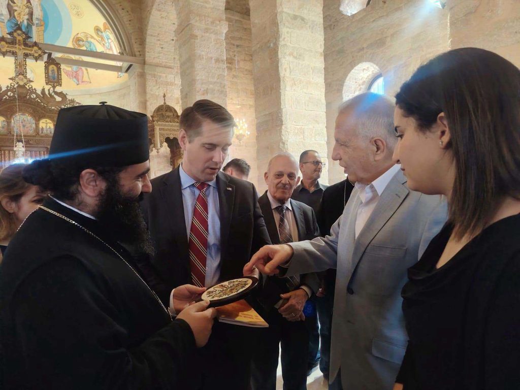 قدم رئيس الدير أندراوس شميّه لبيرنز هدية عبارة عن لوحة فسيفسائية تذكارية