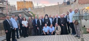 صورة جماعية للوفد المقدسي امام متحف الوجود في القدس القديمة